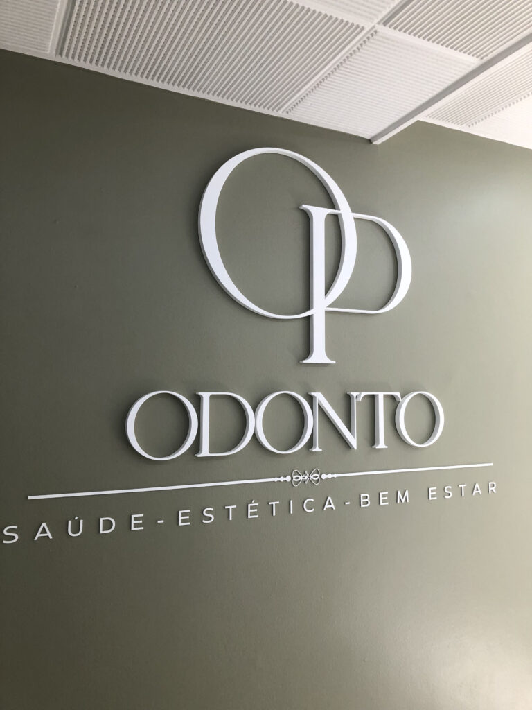 Letra-caixa em MDF de logotipo.