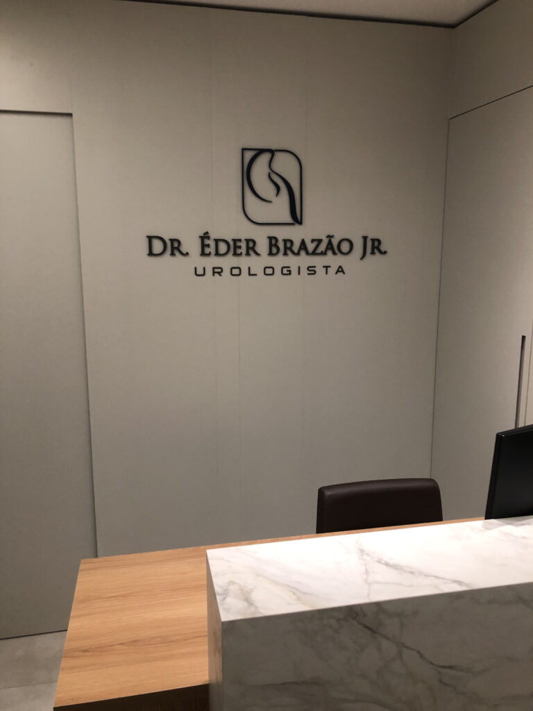 Letreiro em acrílico para clínica de urologia. 