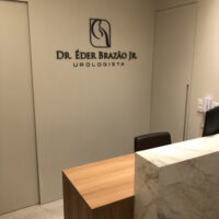 Letreiro em acrílico para clínica de urologia.