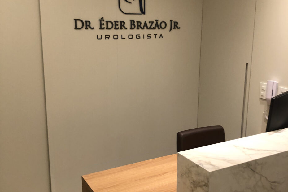 Letreiro em acrílico para clínica de urologia.