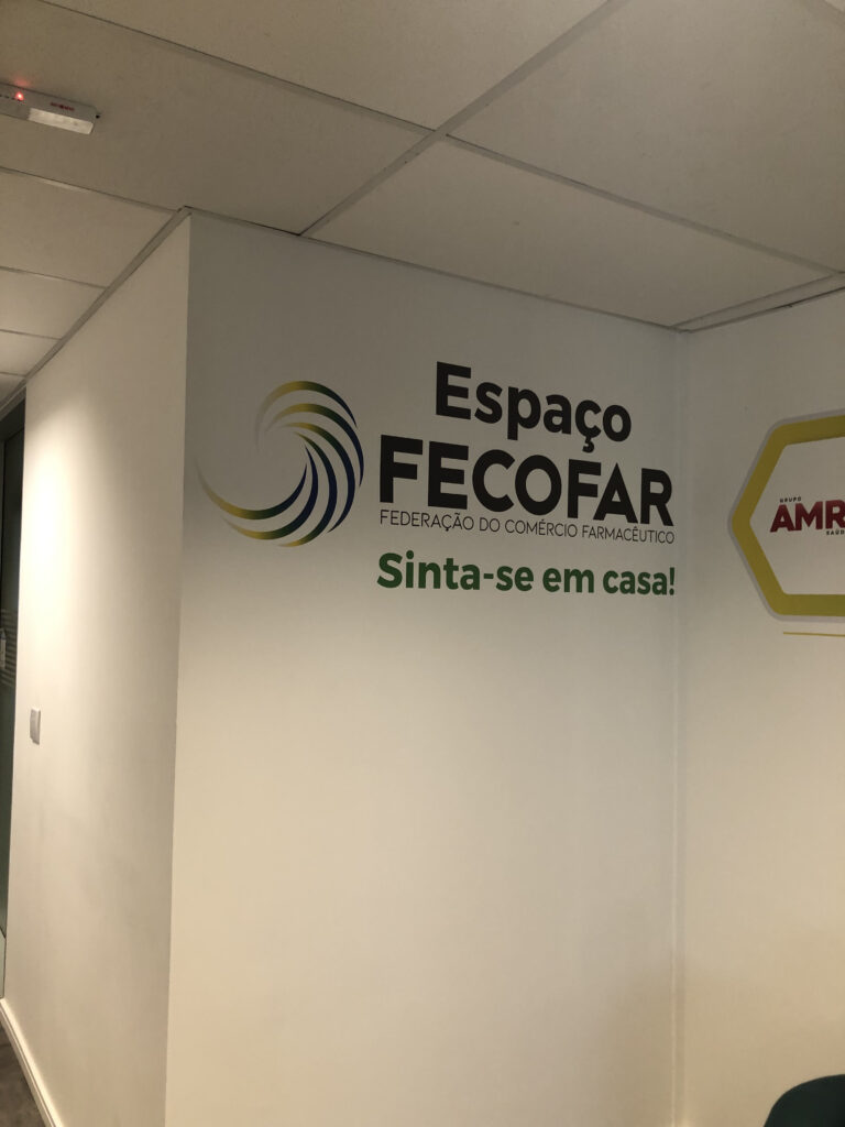 Adesivo impresso em alta resolução.