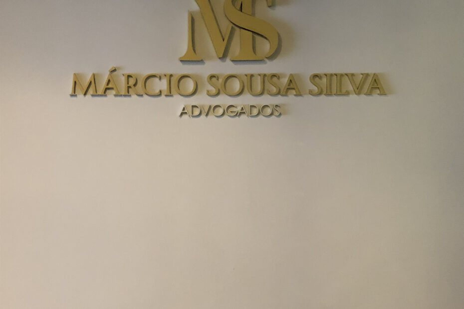 Logotipo em relevo para escritório de advocacia.