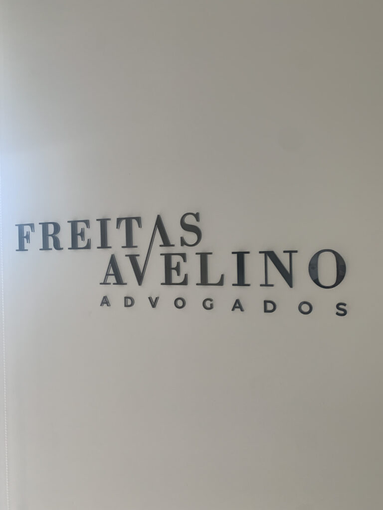 Letreiros dos logos em acrílico. 